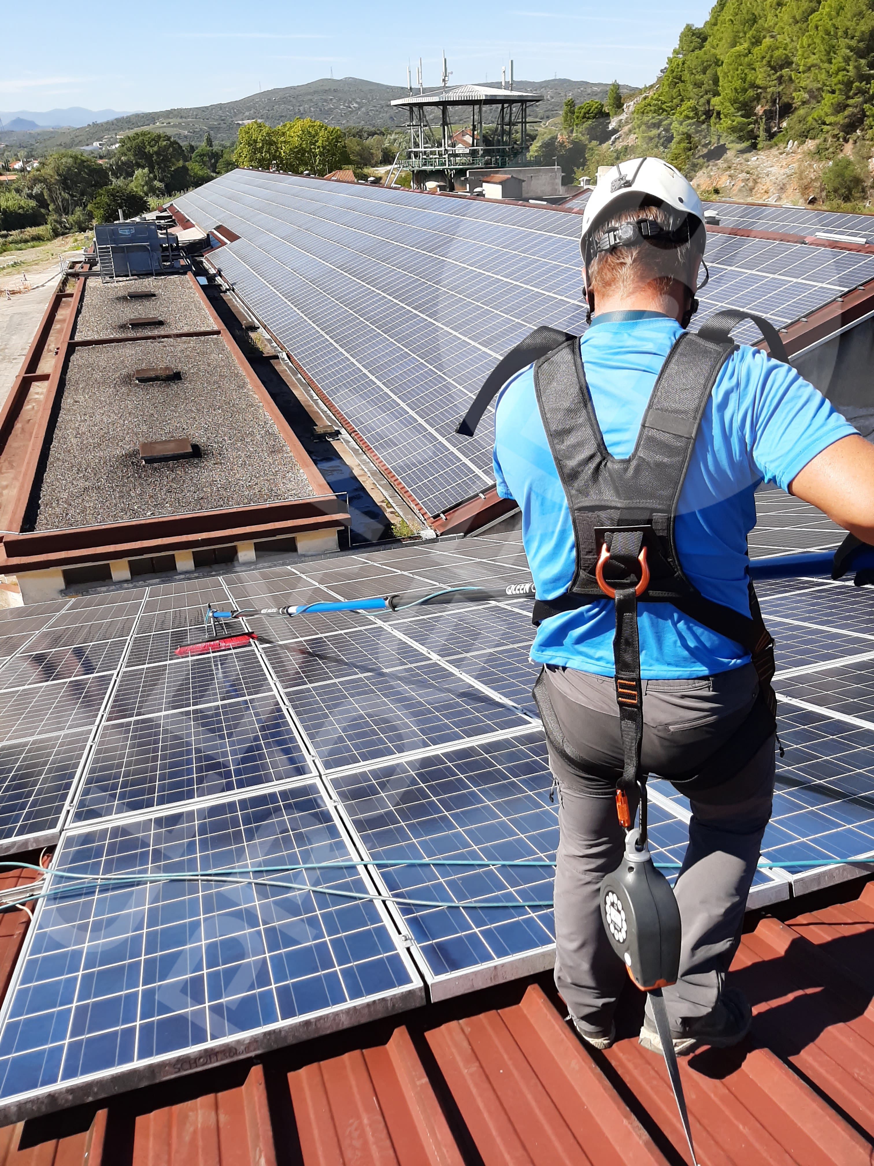 nettoyage professionnel dans grandes surfaces de panneaux solaires